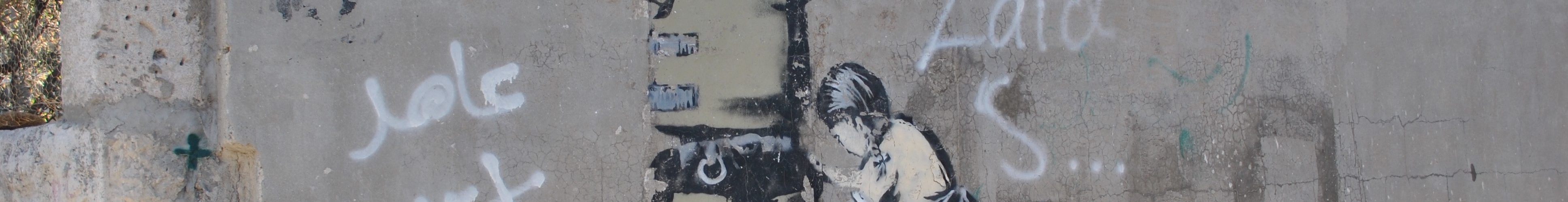 En målning på en mur av en flicka som kroppsvisiterar en israelisk soldat